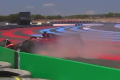 El momento del despiste de la Ferrari de Charles Leclerc.