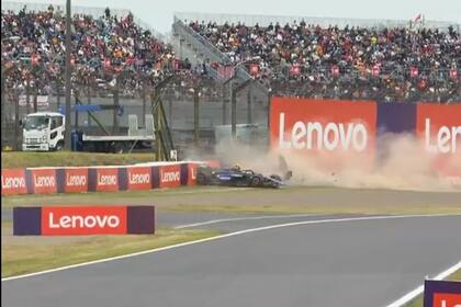 El momento del despiste del Williams Logan Sargeant, en los entrenamientos libres para el Gran Premio de Suzuka