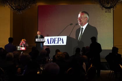 El momento del discurso del presidente de ADEPA, Martín Etchevers