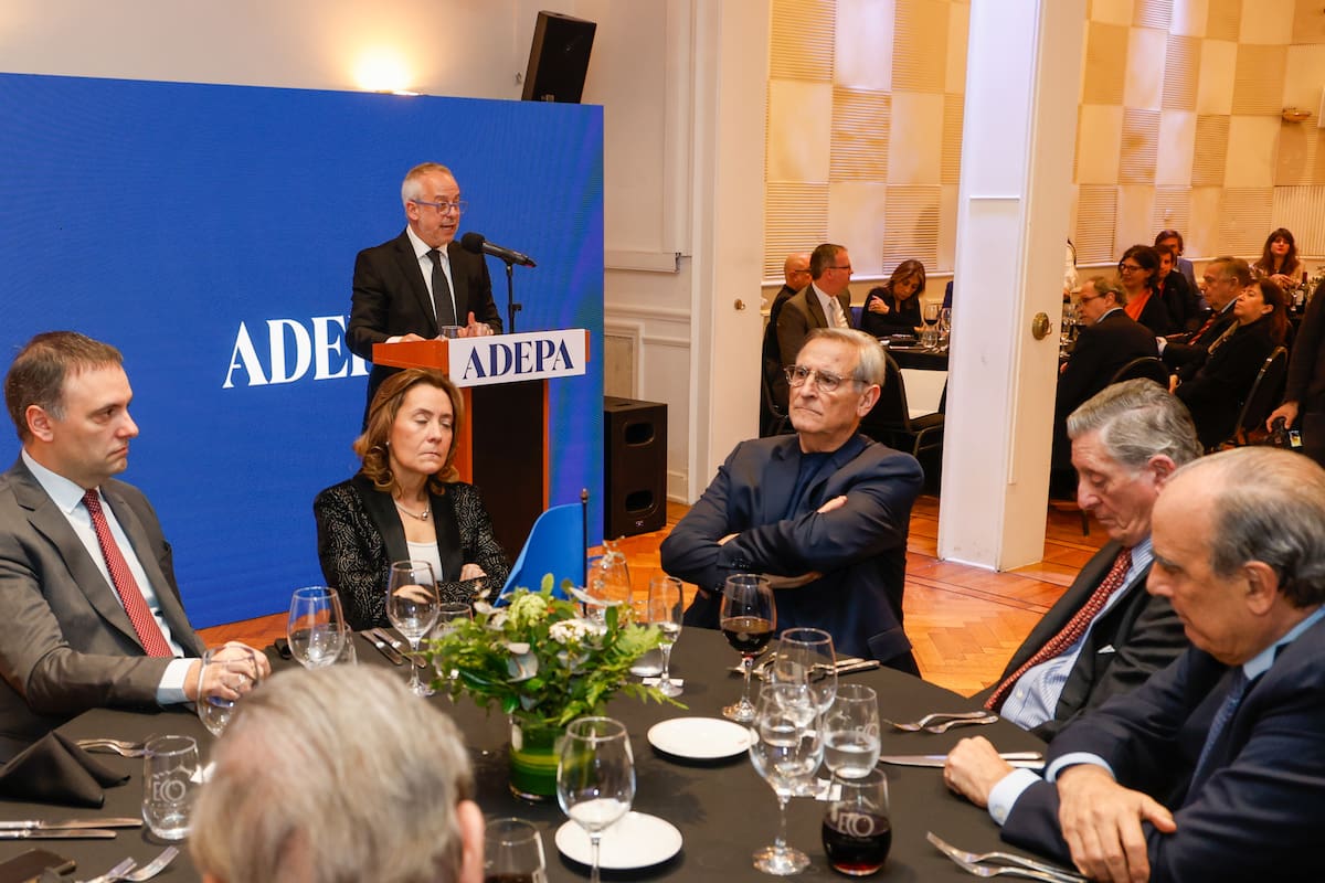 El momento del discurso del presidente de Adepa, Martín Etchevers, en la cena de la entidad periodística