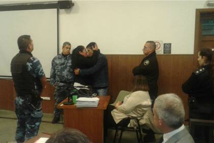 El momento del emotivo encuentro: "Te perdono, pero mentiste", le dijo Nancy López al imputado por el crimen de su hijo