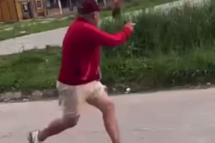 El momento del enfrentamiento a tiros por una casa en González Catán