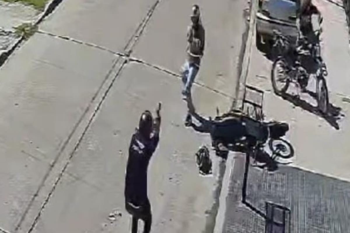 El momento del enfrentamiento entre el oficial de la Policía de la Ciudad, Luis Ortega (de espaldas) y uno de los delincuentes que lo asaltó en La Matanza. Imagen de archivo
