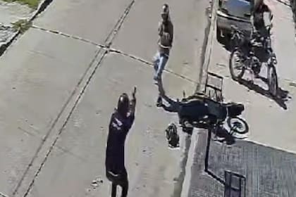 El momento del enfrentamiento entre el oficial de la Policía de la Ciudad, Luis Ortega (de espaldas) y uno de los delincuentes que lo asaltó en La Matanza. Imagen de archivo