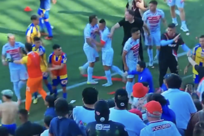 El momento del enfrentamiento entre jugadores de Deportes Copiapó y los de Universidad de Concepción en la definición del ascenso en Chile