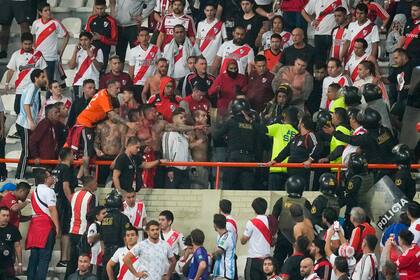 El momento del enfrentamiento entre los hinchas de River y la policía en el Estadio Nacional de Lima
