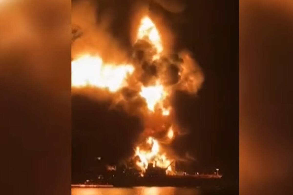 El momento del estallido de un buque irakí bombardeado por Irán en el estrecho de Ormuz