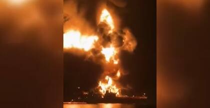 El momento del estallido de un buque irakí bombardeado por Irán en el estrecho de Ormuz