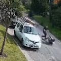 El momento en que dos motochorros intentaron robarle el auto a un hombre en Mar del Plata