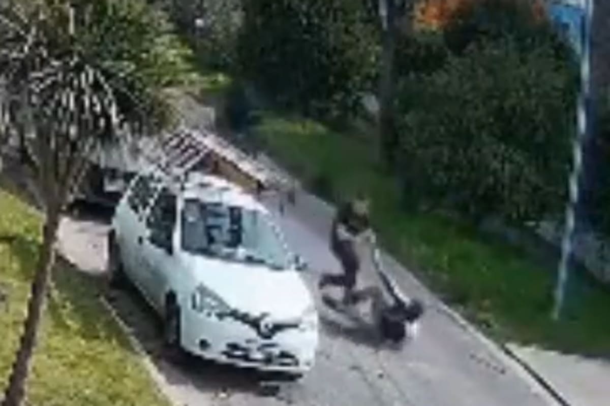 El momento del forcejeo entre la víctima y uno de los delincuentes