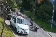 El momento en que dos motochorros intentaron robarle el auto a un hombre en Mar del Plata