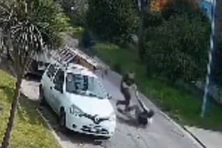 El momento en que dos motochorros intentaron robarle el auto a un hombre en Mar del Plata