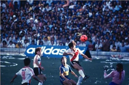 El momento histórico del gol de Alonso con la pelota naranja. El delantero de River ya saltó para el cabezazo y Gatti no llegará a interceptarlo