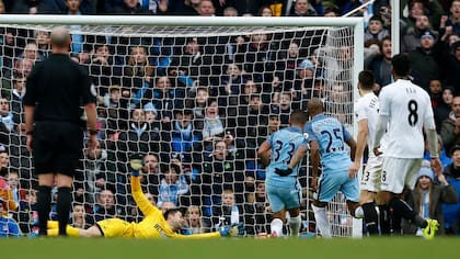 El momento del gol del triunfo del City: Gabriel Jesús ya impactó la pelota, que terminará en el arco de Swansea