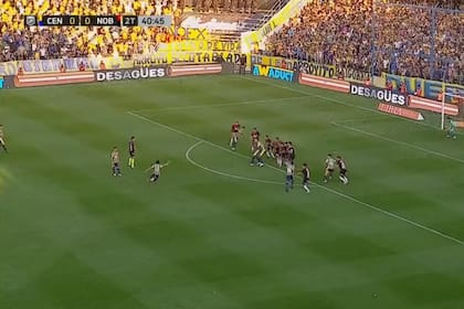 El momento del golazo de Malcorra para el 1-0 de Rosario Centrla sobre Newell's