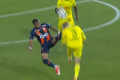 El momento del impacto de Arnaud Nordin contra Nicolas Cozza, en el partido entre Montpellier y Nantes por la liga de Francia; el agresor fue expulsado cuando aún no se había incorporado desde el suelo.