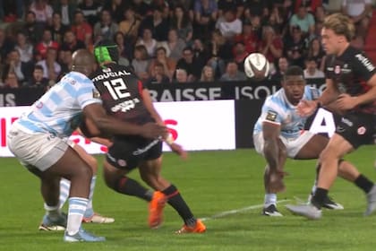 El momento del impacto de Jordan Joseph con el rufinense Chocobares