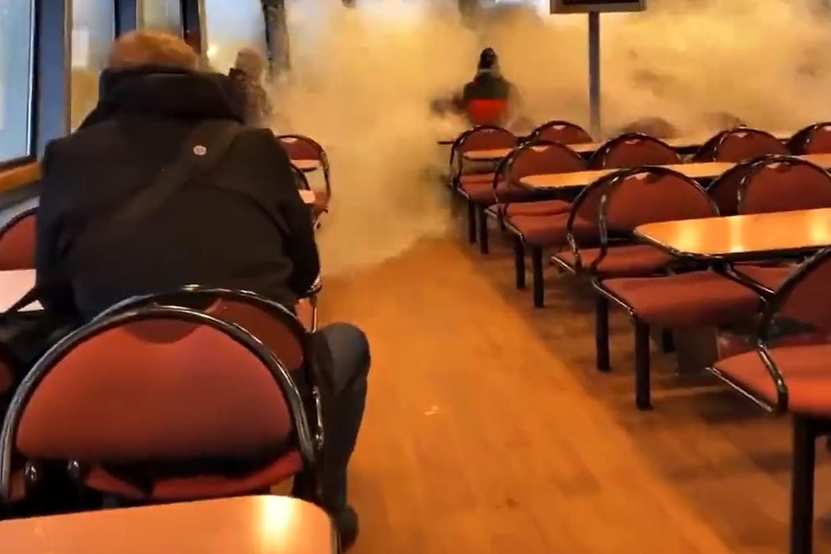 El momento del impacto de la ola que destrozó los vidrios de un ferry en Hamburgo