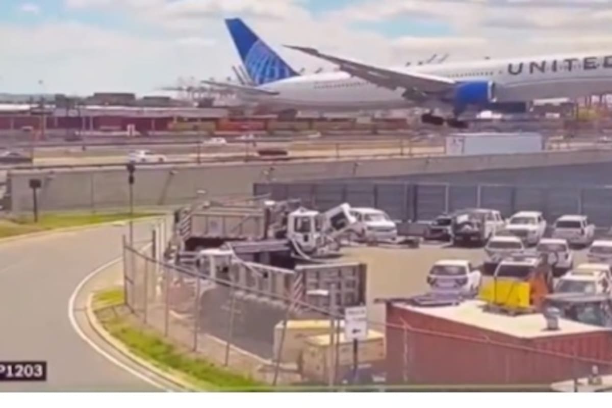 El momento del impacto del avión contra el camión en el aeropuerto de Newark