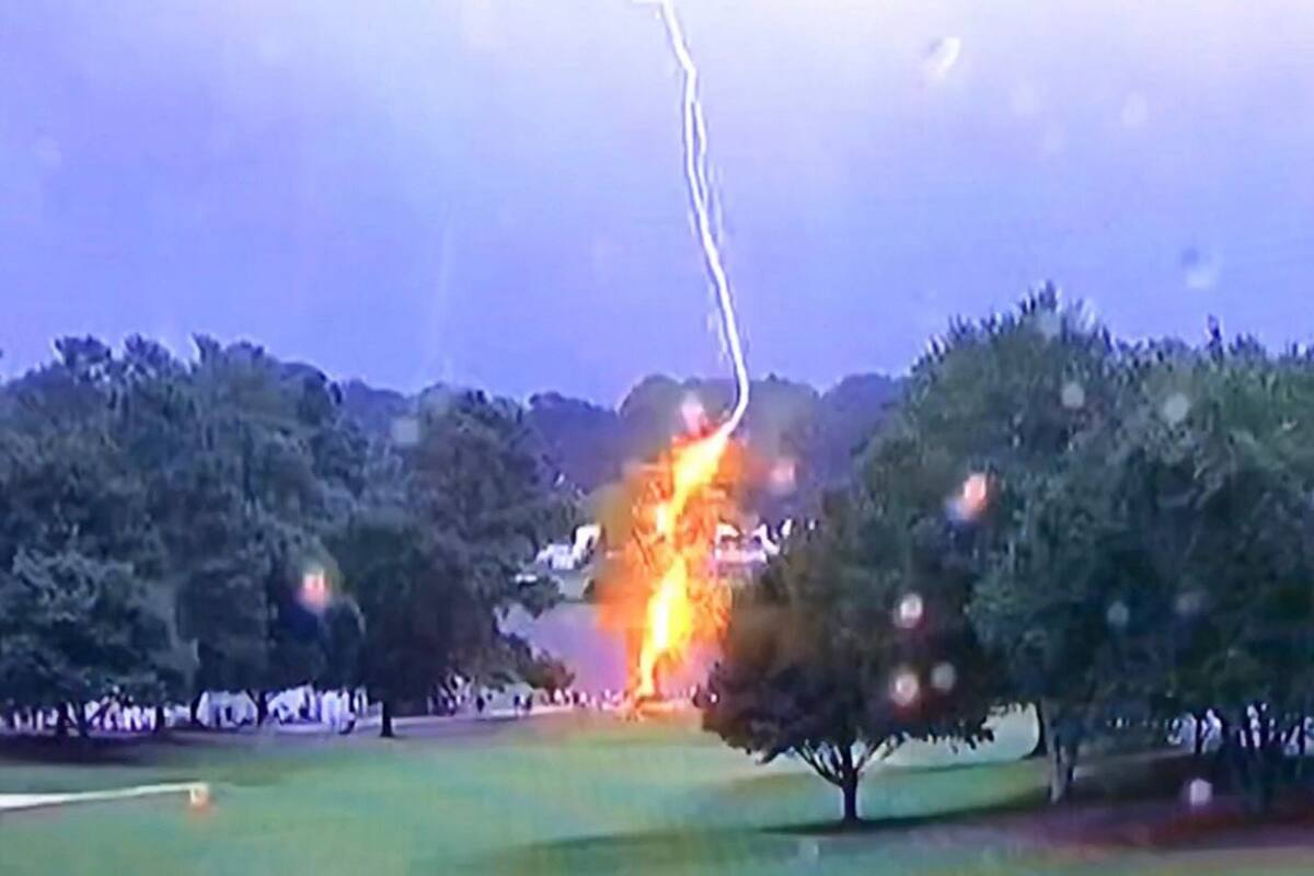 El momento del impacto del rayo, durante la disputa de The Tour Championship