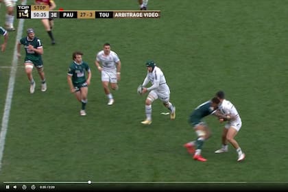 El momento del impacto: terrible cabezazo del centro fijiano Jale Vatubua a Santiago Chocobares, en Pau vs. Toulouse, por el Top 14 del rugby de Francia.