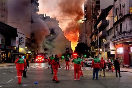 El momento del incendio y la explosión en la perfumería de Villa Crespo en el que fallecieron dos bomberos