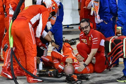 El momento del incidente de Francesco Cigarini, mecánico de Ferrari