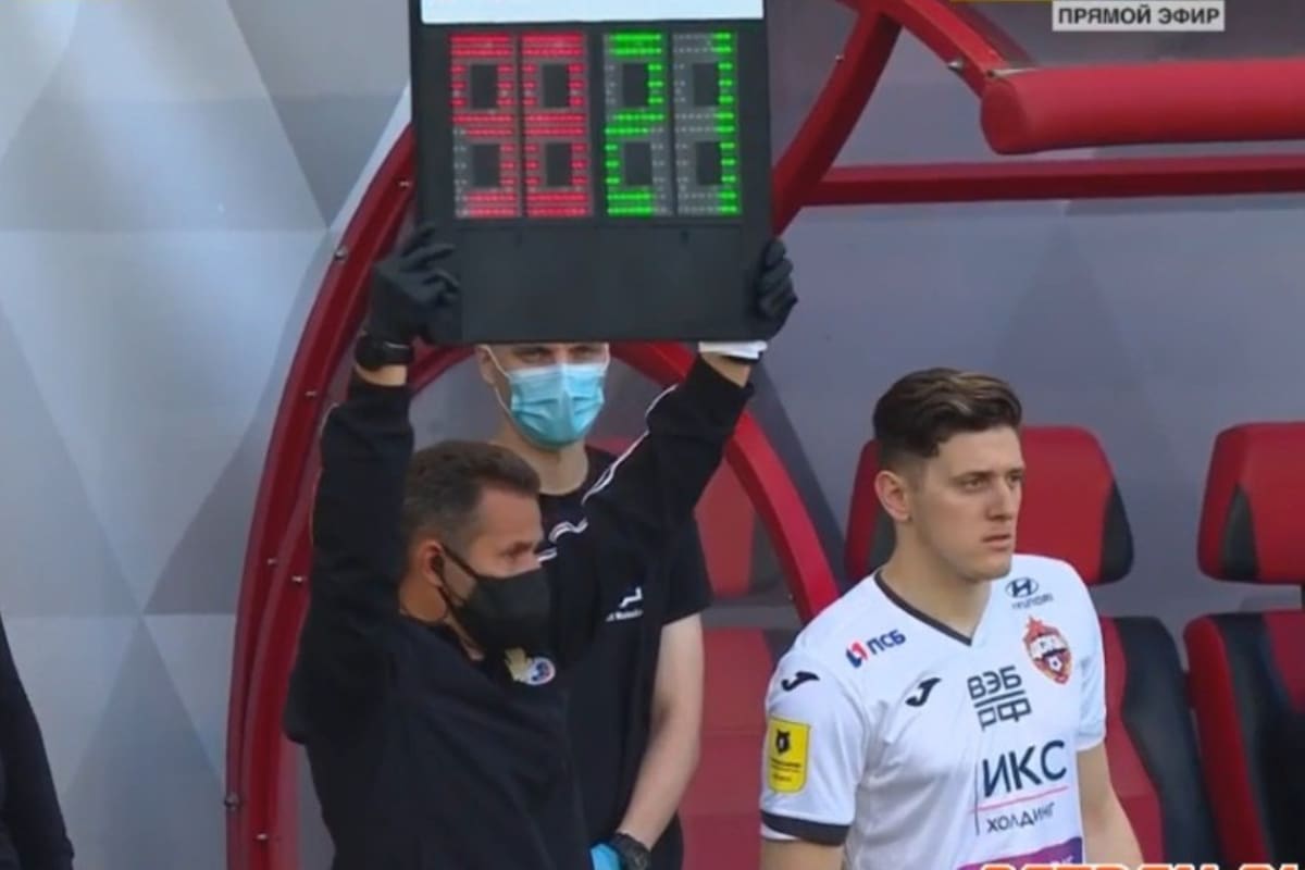 El momento del ingreso de Gaich en su debut en el fútbol ruso