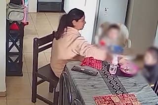 Una madre descubrió que la niñera le pegaba a su hija de tres años, la denunció y difundió el video