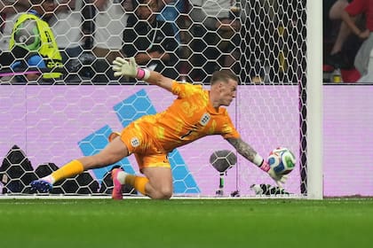 El momento del manotazo arriesgado sobre la línea, cacheteándola al estilo vóleibol, pero evitando lo que era el primer gol de México y ganándole el primer duelo a Raúl Jiménez.