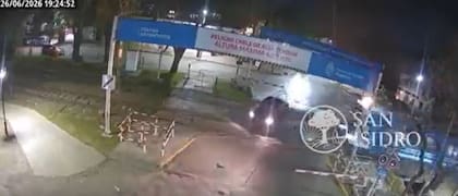 El momento del mortal choque en las vías del Tren de la Costa, en San Isidro