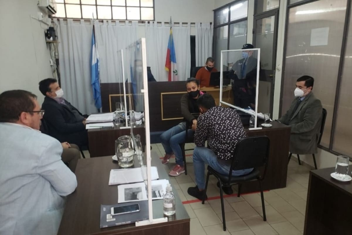 El momento del perdón de Gabriela Alejandra Espeche a SFM del V. el joven que hace dos años, cuando era menor, le robó en su despensa de Valle Chico, Catamarca