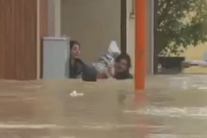 El momento del rescate a un chico de tres años