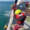 La increíble historia de supervivencia de un chico de 15 años que quedó aferrado a los restos de un bote