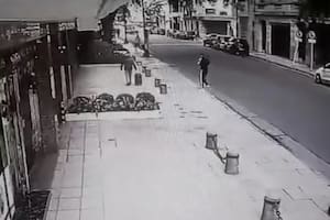 El momento del robo a una mujer en el barrio de Retiro