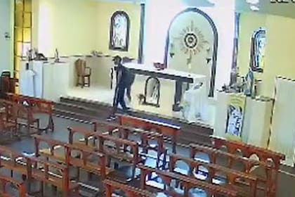 El momento del robo quedó grabado en una cámara instalada dentro de la parroquia.