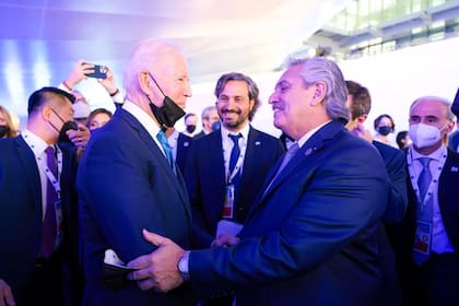 El momento del saludo entre el presidente Alberto Fernández y su par estadounidense Joe Biden.