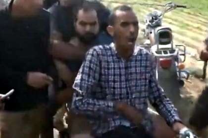 El momento del secuestro de Yarden Bibas en Israel, el 7 de octubre pasado, en el asalto de milicianos de Hamas.