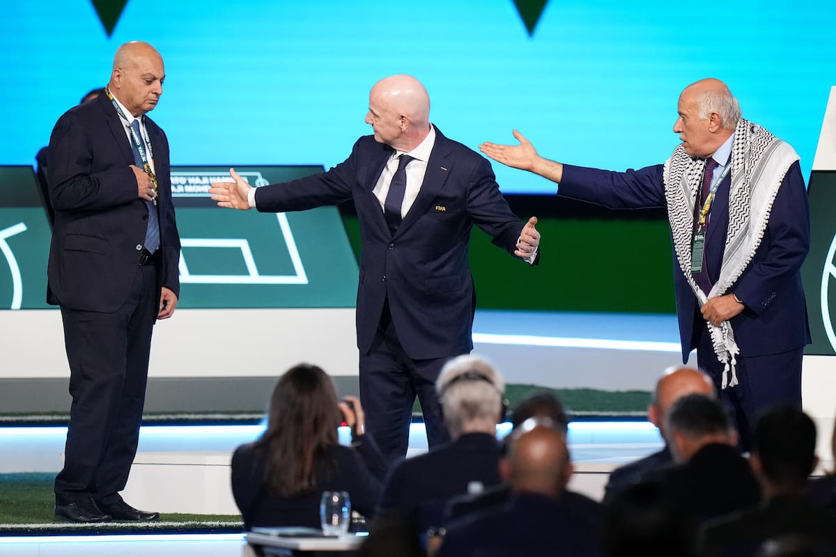 Um momento estranho entre representantes israelenses e palestinos em uma conferência da FIFA