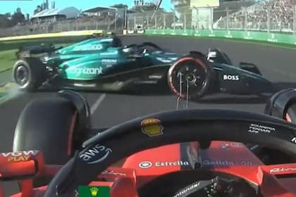 El momento del toque entre Carlos Sainz (Ferrari) y Fernando Alonso (Aston Martin) en el GP de Australia; el piloto de la escudería italiana fue castigado con cinco segundos y perdió ocho puestos; su equipo apeló y tendrá una audiencia el martes