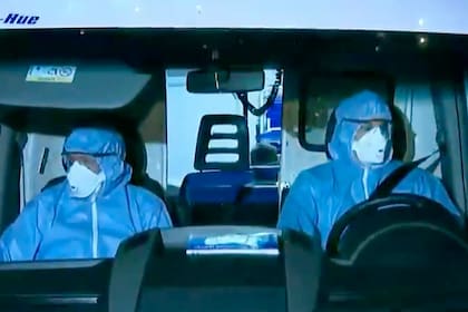 El momento del traslado del primer paciente con coronavirus en la Argentina
