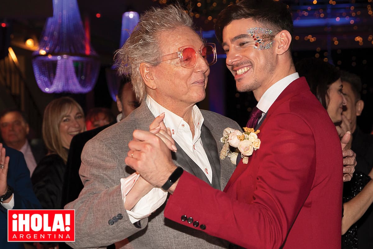 El momento del vals. El actor, con un traje de tres piezas de lana con chaleco a cuadros; Nahuel, con un traje de tres piezas; ambos, del diseñador Marcelo Romano, de Sazkat.