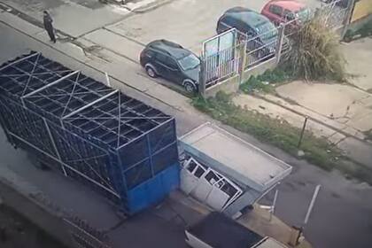 El momento donde el acoplado choca y se engancha contra el puesto de seguridad. Foto: captura