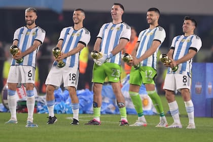 El momento donde Pezzella, Rodríguez, Rulli, Acuña y Dibu Martínez replicaron el gesto del arquero en el Mundial de Qatar, pero con el trofeo de la Copa del Mundo