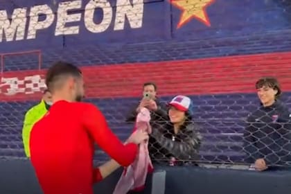 El momento donde Renata recibió la camiseta del arquero Manuel Roffo
Foto: Captura de video
