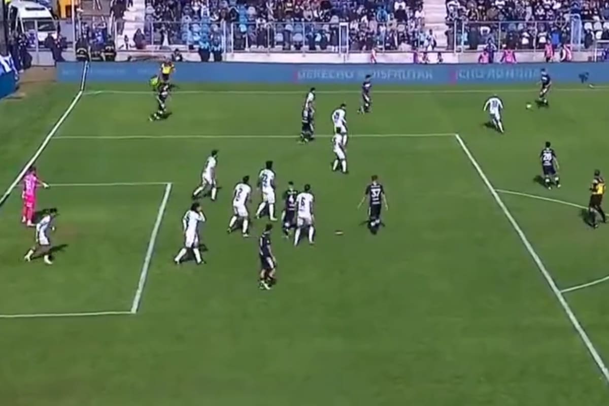 El momento donde se inicia la acción que terminó con el gol de Sánchez, luego anulado