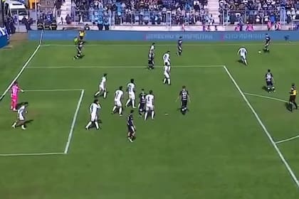 El momento donde se inicia la acción que terminó con el gol de Sánchez, luego anulado