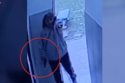 El momento donde se ve a un hombre con un revólver en un supuesto intento de atentado contra Carlos Ochoa, el hijo del secretario general de la Asociación del Personal del Mercado de Hacienda, Fabián Ochoa