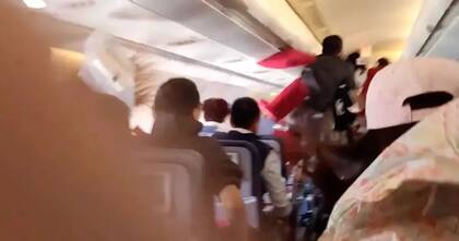 El momento donde uno de los pasajeros golpea su cabeza con el techo del avión