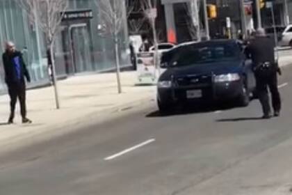 El momento en el cual el conductor se enfrenta con la policía